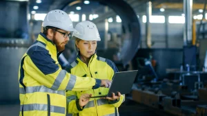 La Ingeniería Civil Industrial es una disciplina que se sitúa en la intersección de la tecnología y los negocios, equipando a los estudiantes con una combinación única de conocimientos técnicos y habilidades de gestión.