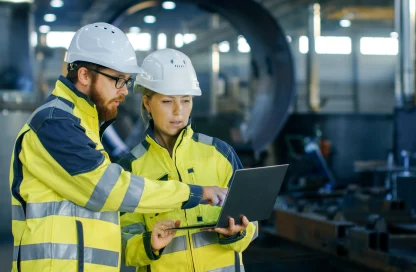 La Ingeniería Civil Industrial es una disciplina que se sitúa en la intersección de la tecnología y los negocios, equipando a los estudiantes con una combinación única de conocimientos técnicos y habilidades de gestión.