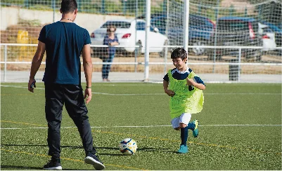 Un entrenador deportivo UNAB es formado profesionalmente para guiar a los deportistas, de manera individual o en equipos, rescatando lo mejor de cada atleta, potenciando su rendimiento y logrando que alcancen sus objetivos.