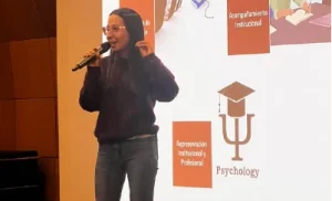 Queridas y queridos estudiantes de Psicología Advance:

Quiero darles una muy cordial bienvenida a este nuevo trimestre académico.

Comenzar un nuevo período siempre es una oportunidad para renovar energías, plantearnos nuevos desafíos y seguir avanzando en nuestro proceso de formación. En el caso de ustedes, este camino tiene además un valor especial, porque estudiar una carrera universitaria mientras se compatibilizan responsabilidades laborales, familiares y personales requiere compromiso, esfuerzo y mucha perseverancia.

Como directora de Psicología Advance, quiero transmitirles que esperamos que este sea un trimestre de aprendizaje, pero también de crecimiento y de encuentro. Queremos que cada asignatura les permita no solo incorporar nuevos conocimientos, sino también conectar lo aprendido con sus propias experiencias y con los desafíos que enfrentarán como futuros profesionales de la psicología.

Les invito a comenzar este trimestre con entusiasmo, responsabilidad y confianza en sus propias capacidades. No siempre será fácil, pero cada avance, incluso aquellos que parecen pequeños, forma parte de la construcción de su trayectoria profesional.

Desde la Dirección de la carrera estaremos disponibles para acompañarlos y orientarles cuando lo necesiten. Nuestro propósito es que puedan vivir una experiencia formativa exigente y, al mismo tiempo, cercana y significativa.

Les deseo un muy buen inicio de trimestre y, especialmente, que puedan disfrutar este nuevo desafío y sentirse orgullosos del camino que están construyendo.

¡Mucho éxito y una muy buena bienvenida a este nuevo trimestre!